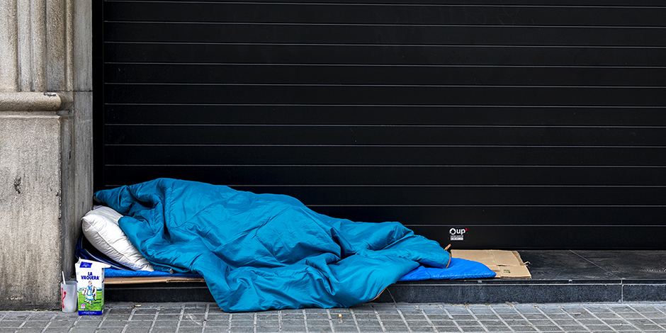 Preocupación en Los Coquitos por Joven Indigente con Problemas Mentales