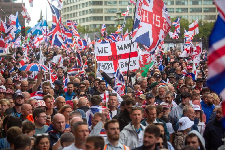Gran manifestación en Londres: 100.000 protestan contra la inmigración, mientras contramanifestación defiende a los refugiados