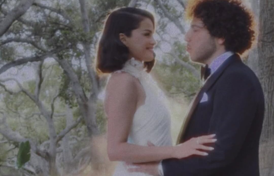 Selena Gomez y Benny Blanco contraen matrimonio en una ceremonia íntima en California