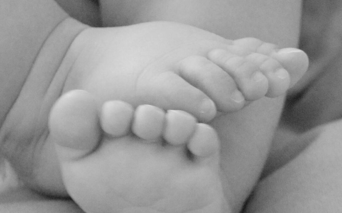 Madre detenida en Utah por presunto maltrato infantil severo a su bebé