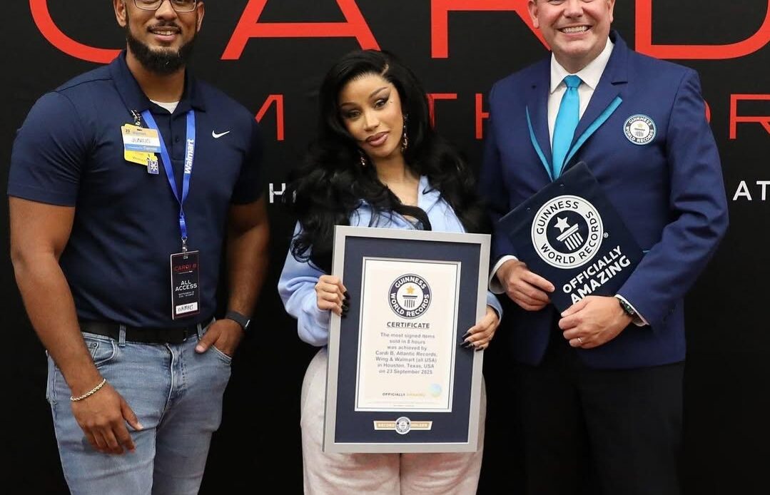 Cardi B Establece Nuevo Récord Guinness por Ventas de Álbumes Firmados