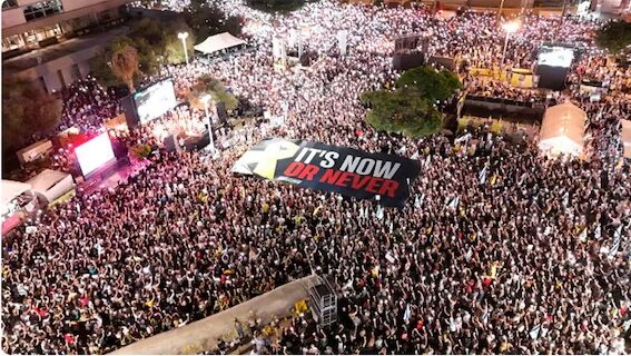 Trump Insta a la Liberación de Rehenes Compartiendo Imagen de Protesta Masiva en Tel Aviv