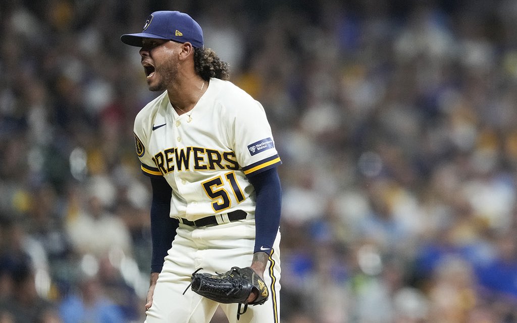 Freddy Peralta Lanzará el Primer Juego de la Serie Divisional de la Liga Nacional contra los Cachorros