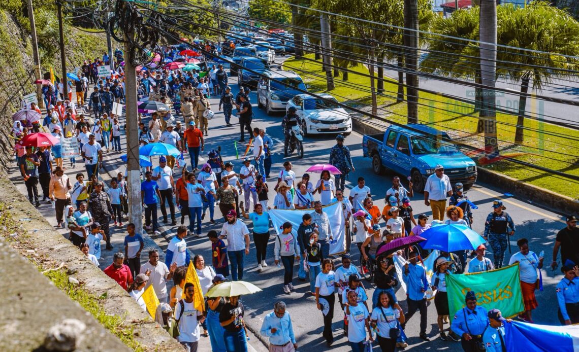 Celebración del Día Nacional de la Biblia con multitudinaria caminata en Santo Domingo Oeste
