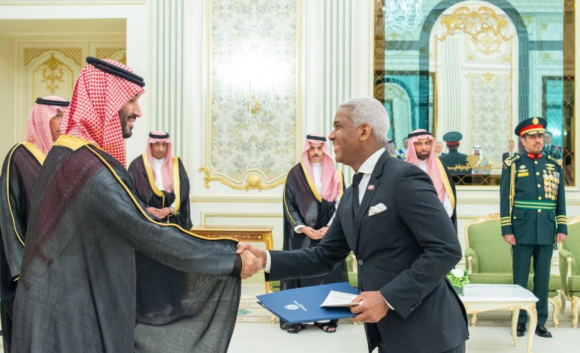 Embajador dominicano presenta credenciales al Príncipe Heredero de Arabia Saudita