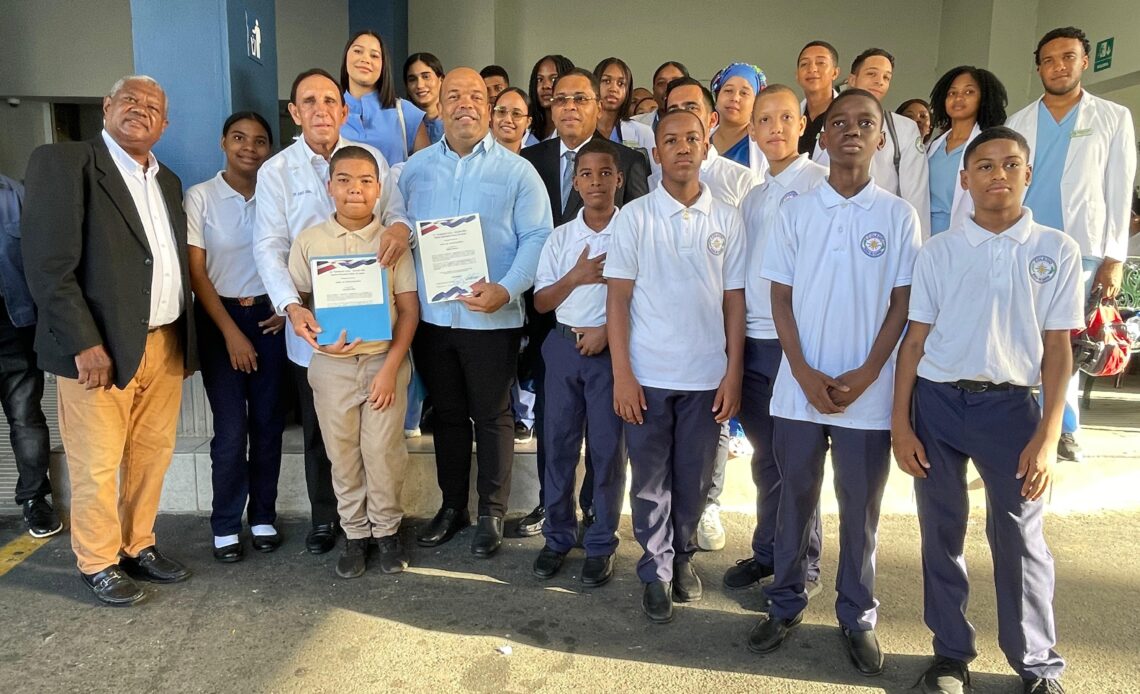 Eddy Chávez Placencio Honrado como ''Hijo Distinguido'' por Fundación Cruz Jiminián y Colegio Rosa de Sarón