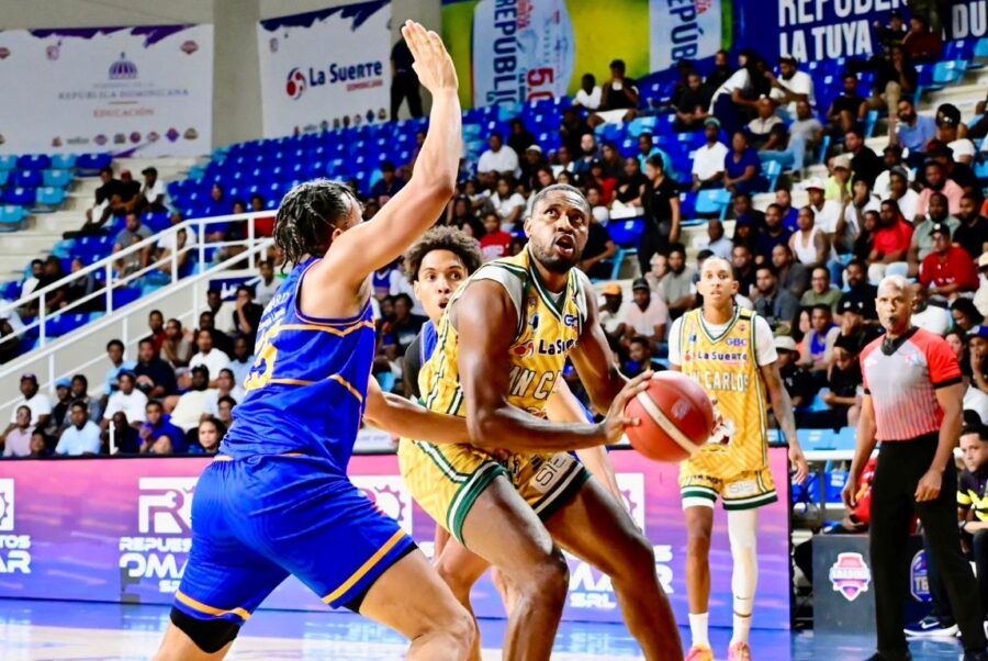 San Carlos Toma la Delantera en la Final del Baloncesto Superior del Distrito