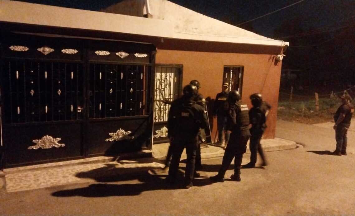 Arresto y Decomiso en Santiago: Operativo Conjunto Confisca Arma Ilegal y Motocicletas