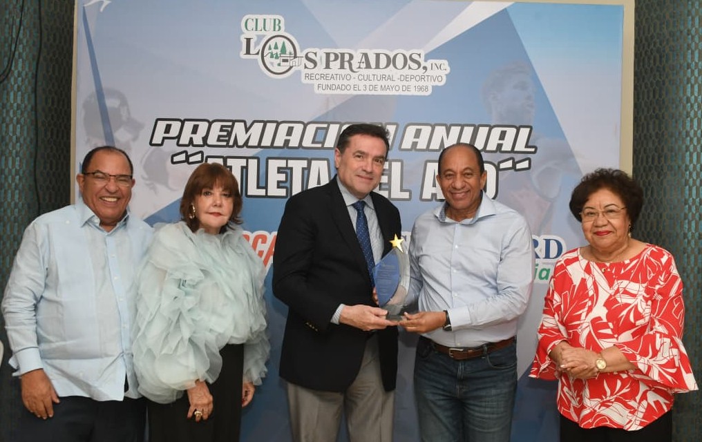 Club Los Prados Honra a Deportistas Destacados; Dashley Del Rosario Recibe el Título de Atleta del Año