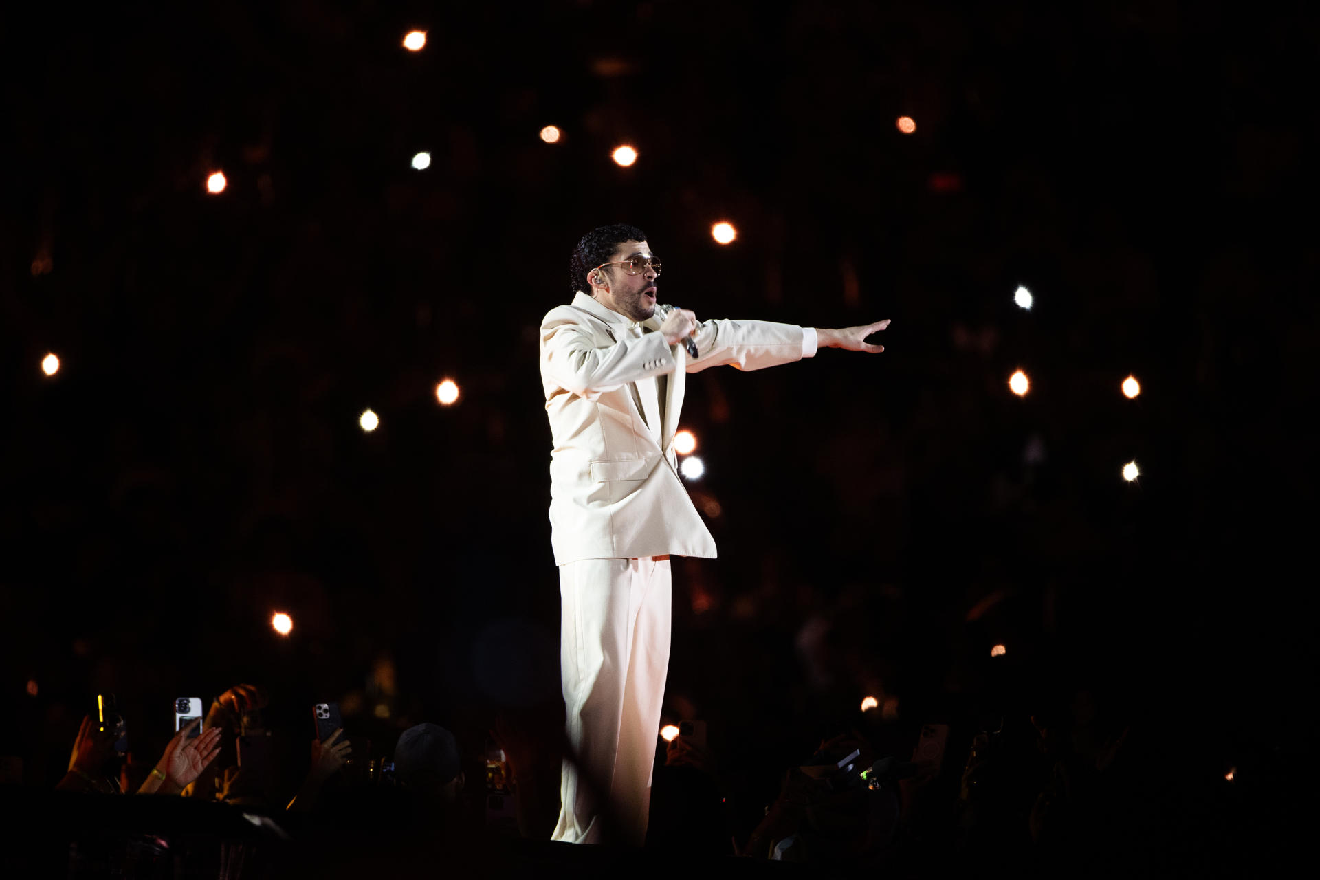 Bad Bunny Inaugura su Gira Mundial ''DeBÍ TiRAR MáS FOToS World Tour'' con un Concierto Vibrante en Santo Domingo