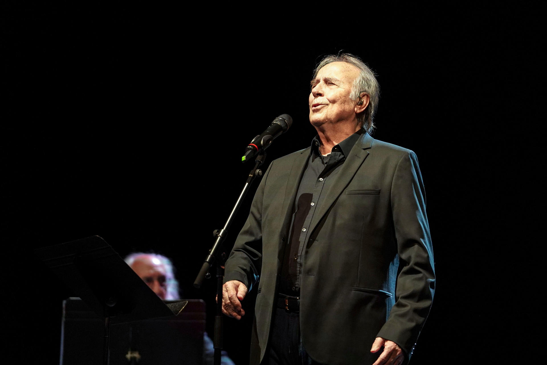 Joan Manuel Serrat Regresa a los Escenarios en Mahón para Ofrecer un Concierto Benéfico