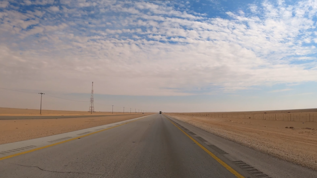 La Carretera Más Recta del Mundo: Un Desafío Mental de 240 km en el Desierto