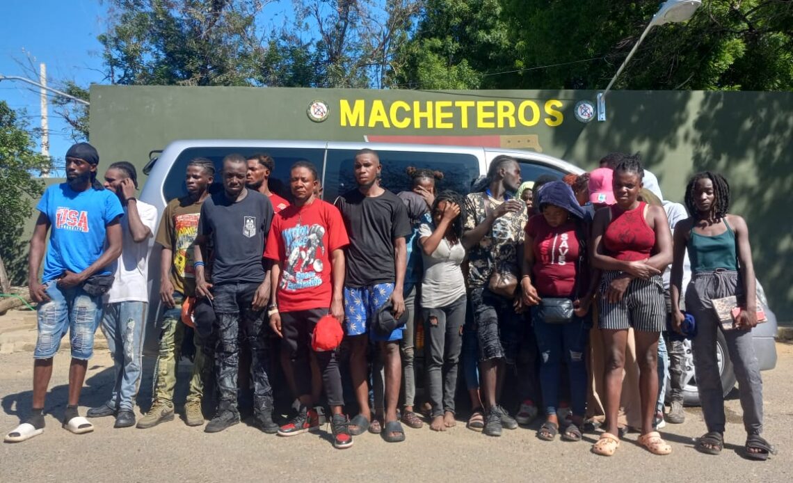 Persecución en Valverde Culmina con la Detención de Minibús Cargado con 25 Indocumentados