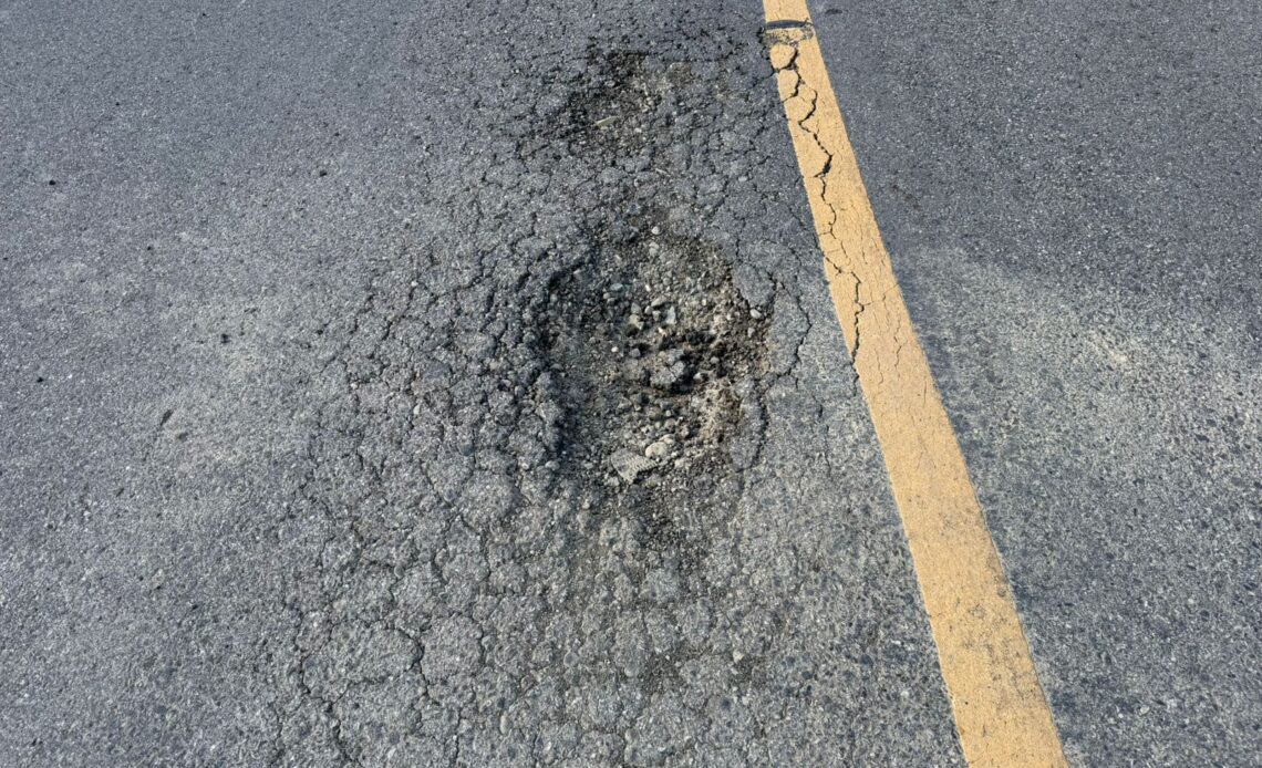 Residentes de El Cacique Alertan Sobre el Deterioro Acelerado de la Carretera y Demandan Acciones Gubernamentales