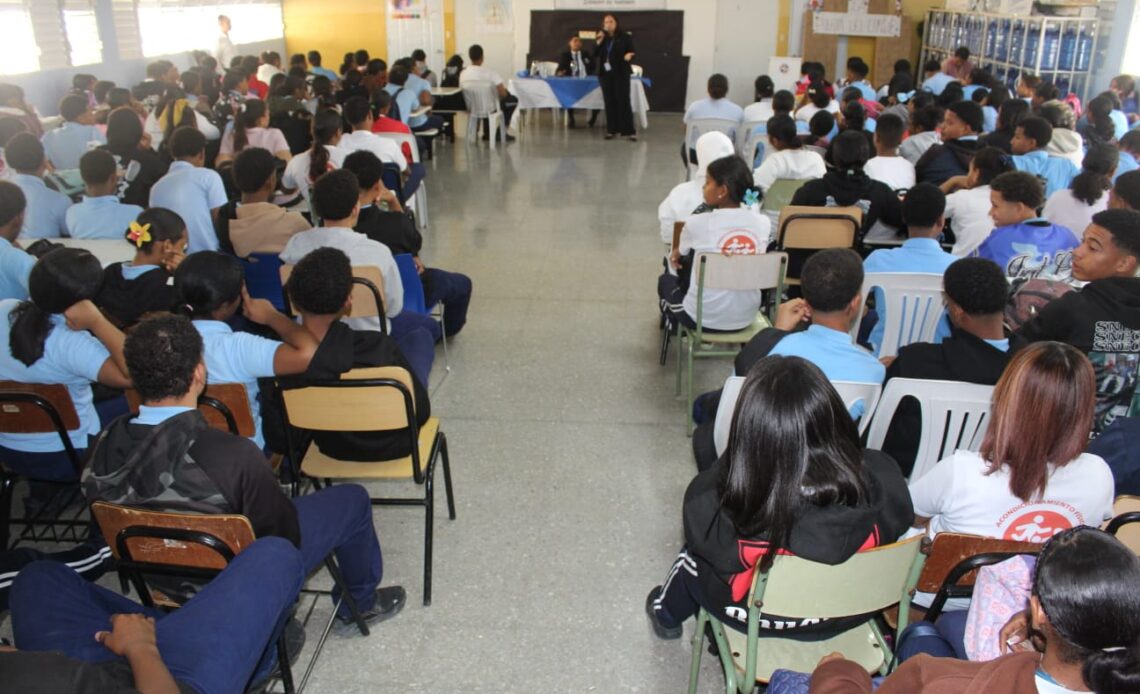 Fiscalía de Santiago Educa a Estudiantes Sobre Peligros Asociados al Consumo de Drogas