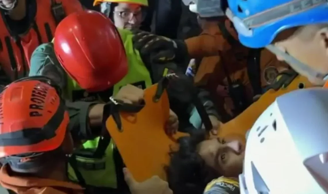 Nayib Bukele Anuncia el Rescate Exitoso de Joven Atrapado en La Guaira