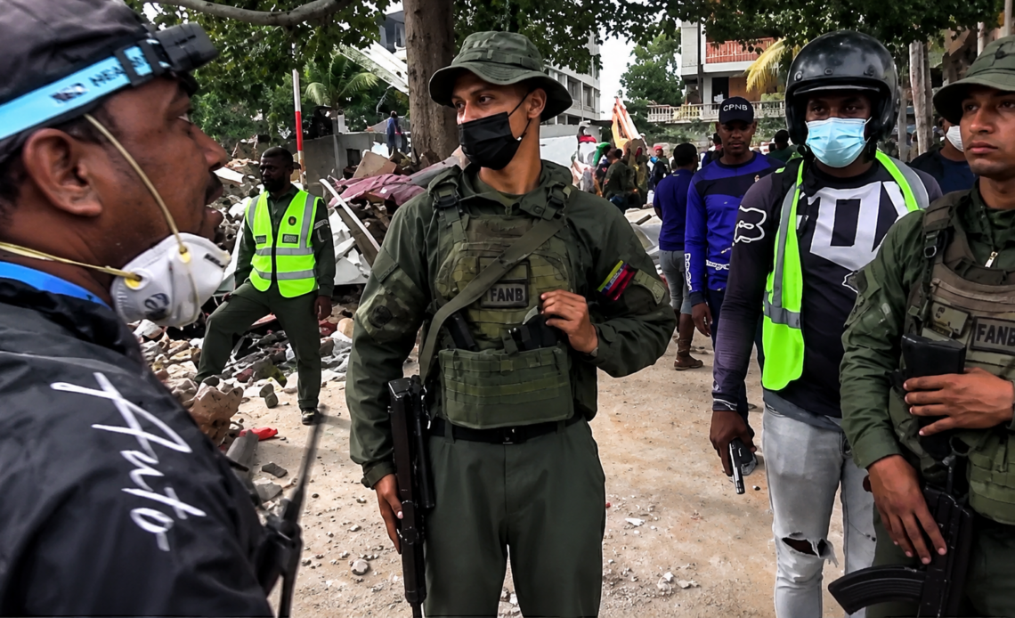Ciudadano Venezolano Confronta a Militares Demandando Palas en Lugar de Armas Durante Búsqueda de Sobrevivientes