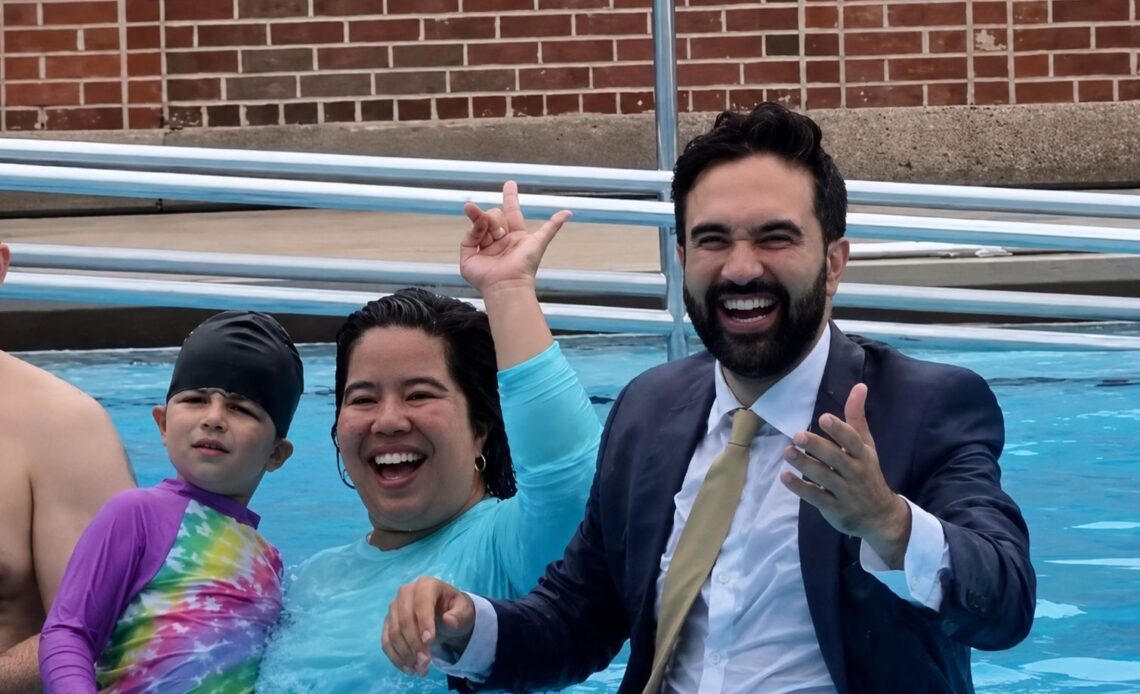 Alcalde de Nueva York Revive Tradición al Sumergirse Vestido en Piscina Pública