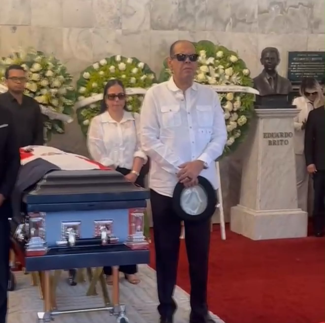 Fernando Villalona Asiste al Funeral de Alex Bueno Evidentemente Afectado
