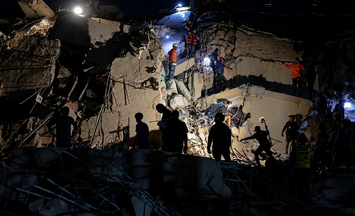 Rescatistas Persisten en la Búsqueda Nocturna de Supervivientes Tras Terremotos en Venezuela