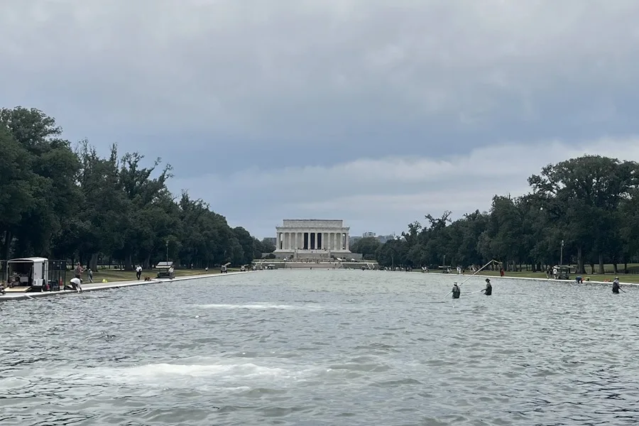 La preocupación de Trump por el Estanque Reflectante de Washington: Un análisis a fondo