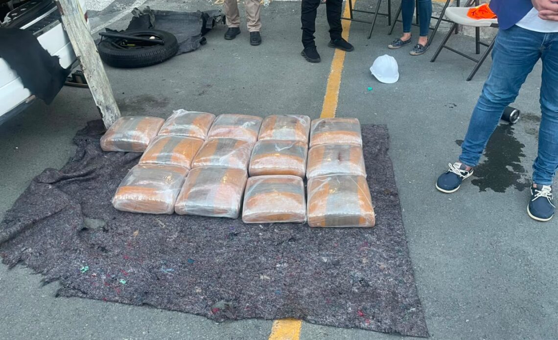 Autoridades Confiscan 129 Libras de Marihuana Escondidas en Vehículo en Azua