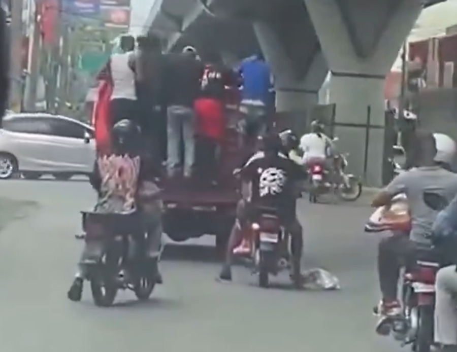 Policía Nacional Investiga Saqueo de Camión de Asistencia Social por Motoristas