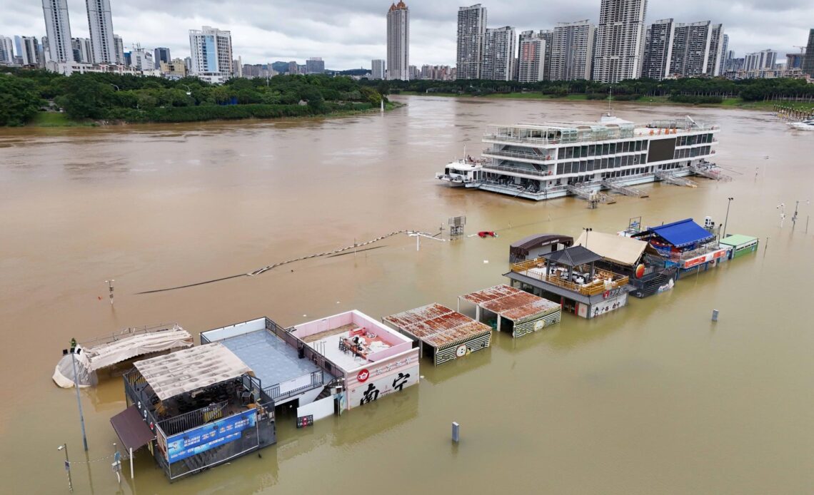 China Enfrenta Múltiples Desastres Naturales con Decenas de Muertes y Miles de Afectados por Tornados, Tifón y Deslizamiento