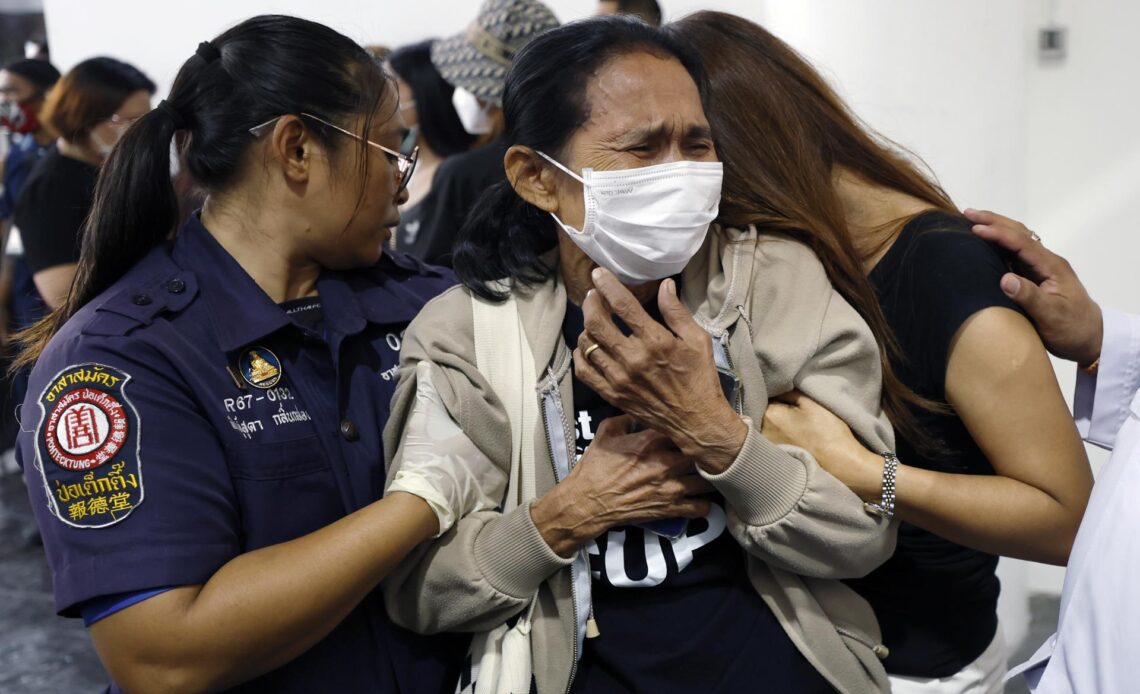Aumenta a 30 el número de víctimas mortales por el incendio en un bar de Bangkok; 24 heridos graves
