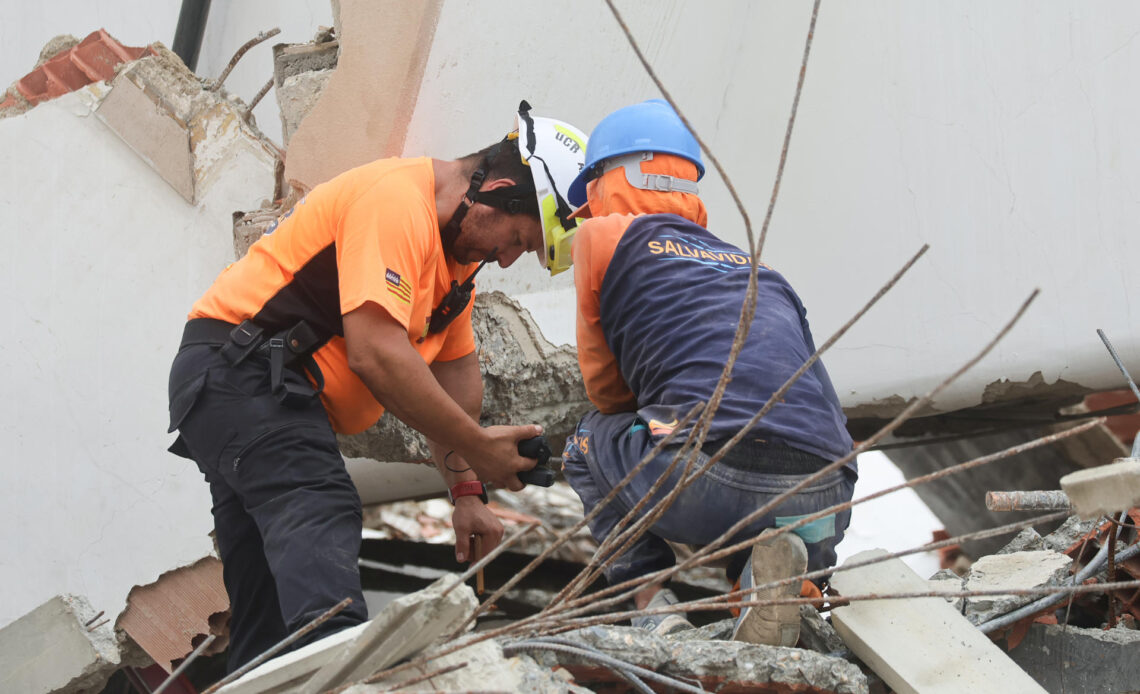 Equipos de rescate emplean tecnología avanzada y perros en la búsqueda de niño atrapado en Venezuela