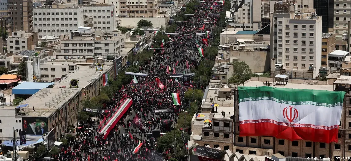 Irán Entierra a Alí Jamenei en Medio de Clamores de Venganza y Escalada de Tensiones con EE.UU.
