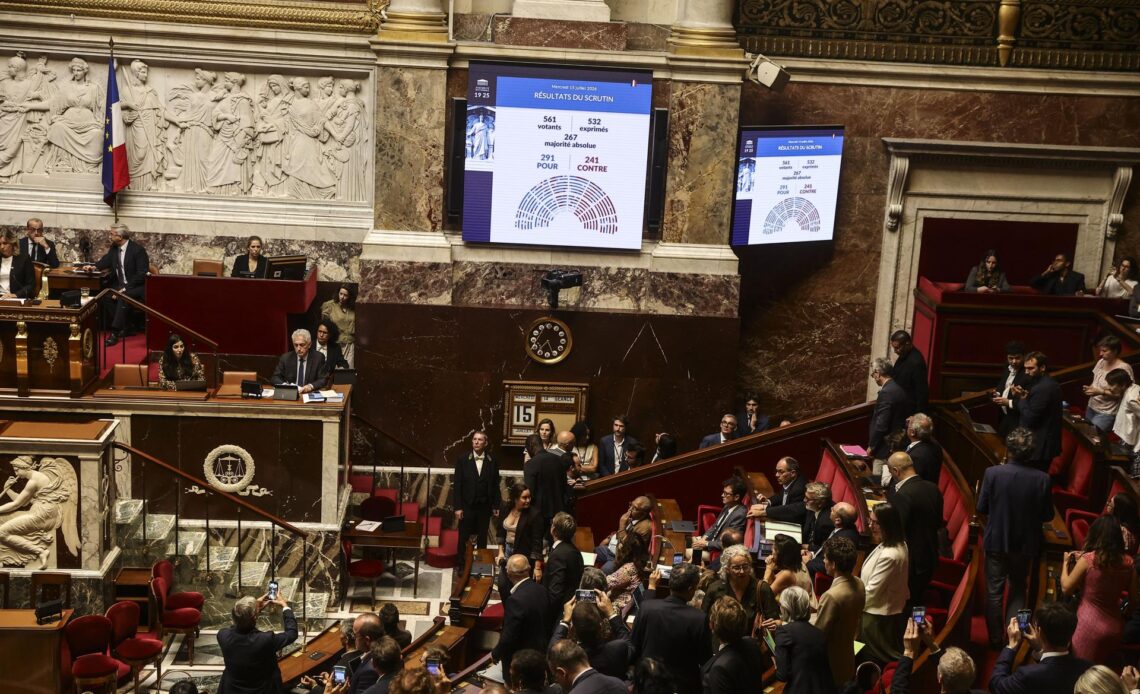 Francia Sanciona Ley de Ayuda Médica para Morir, Incluyendo Eutanasia y Suicidio Asistido