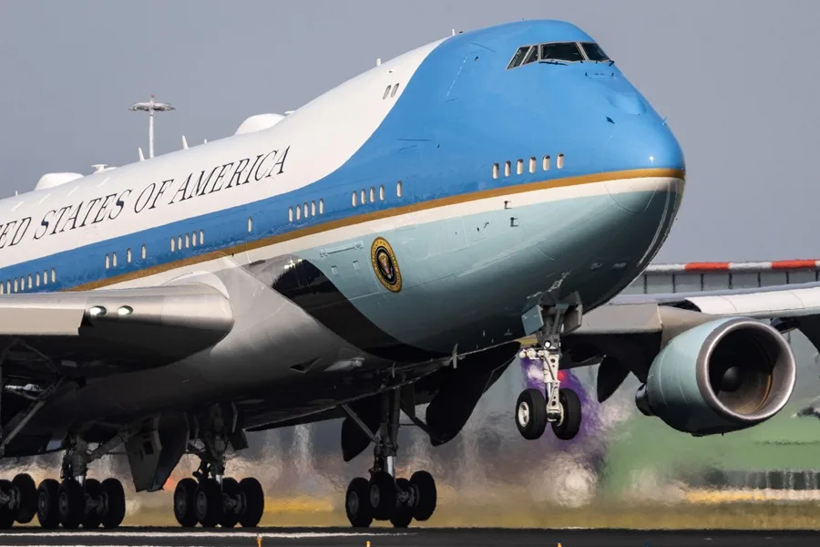 Donald Trump opta por el antiguo Air Force One en su viaje, levantando interrogantes sobre el nuevo avión donado por Catar