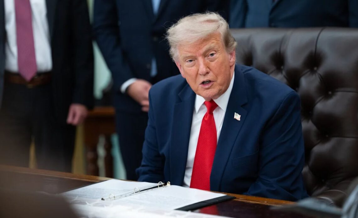 Trump Sugiere al Congreso Estadounidense Incluir Aranceles Adicionales a Irán para Fortalecer Sanciones