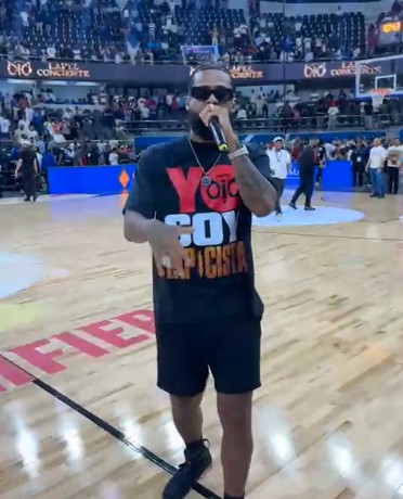 Lápiz Conciente Ameniza Musicalmente Tras Intenso Partido de Béisbol entre República Dominicana y Estados Unidos en la Arena Ban