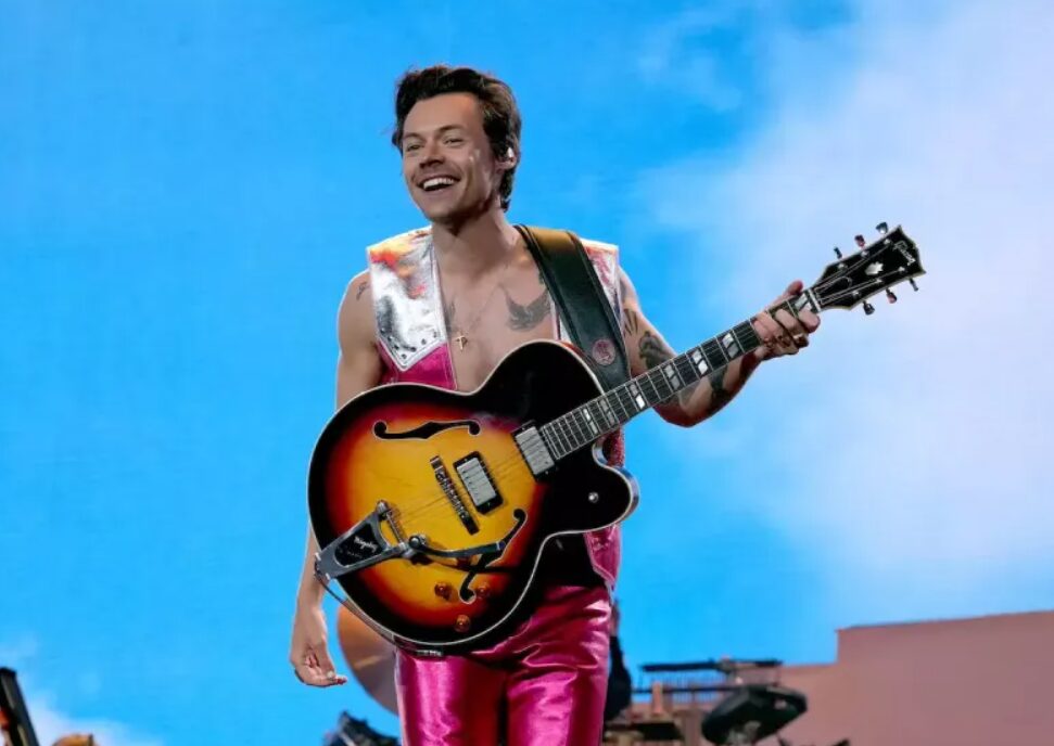 Harry Styles Expresa Gratitud a Ex-Compañeros de One Direction en el Cierre de su Gira