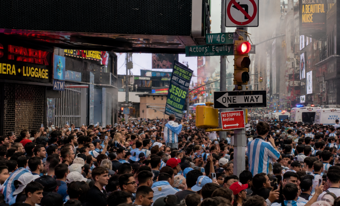 Aficionados Argentinos Tiñen Times Square de Albiceleste Previos a la Final del Mundial