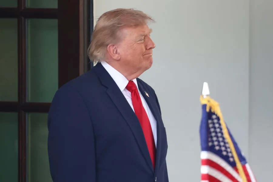 Donald Trump Bromea con una Futura Candidatura Presidencial, Pese a Restricciones Constitucionales