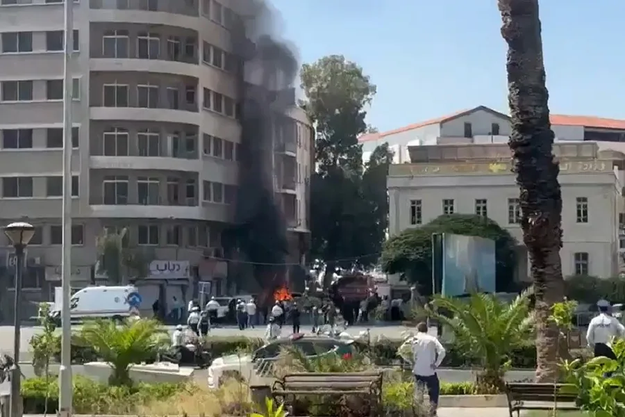 Damasco registra 18 heridos por explosiones, sin afectar la visita de Macron