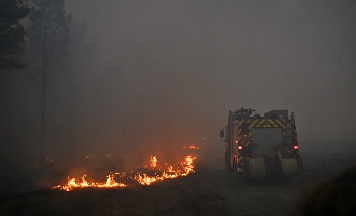 Francia: Incendio Forestal en Gironda Detiene su Avance Tras Desplazar a Cientos de Miles