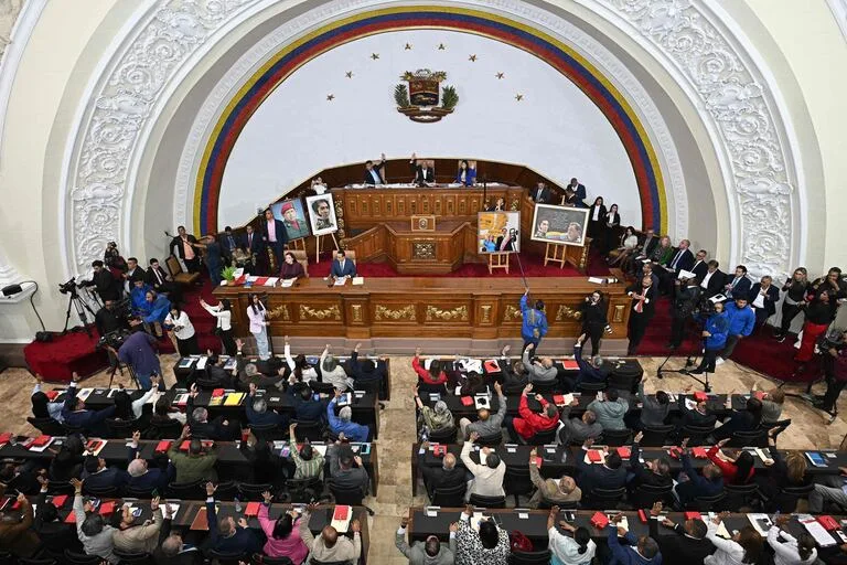 Gobierno y Oposición de Venezuela Presentan Plan de Reinstitucionalización Democrática