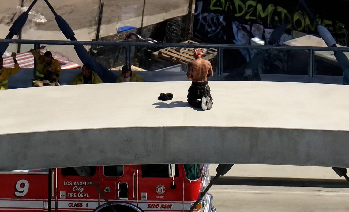 Interrupción Vehicular en Los Ángeles por Hombre en el Puente de la Calle 6