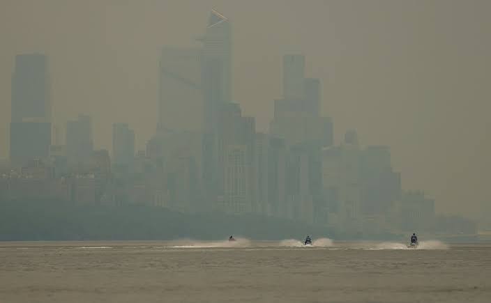 Riesgos para la salud por el humo de incendios forestales canadienses que se extiende sobre EE.UU.