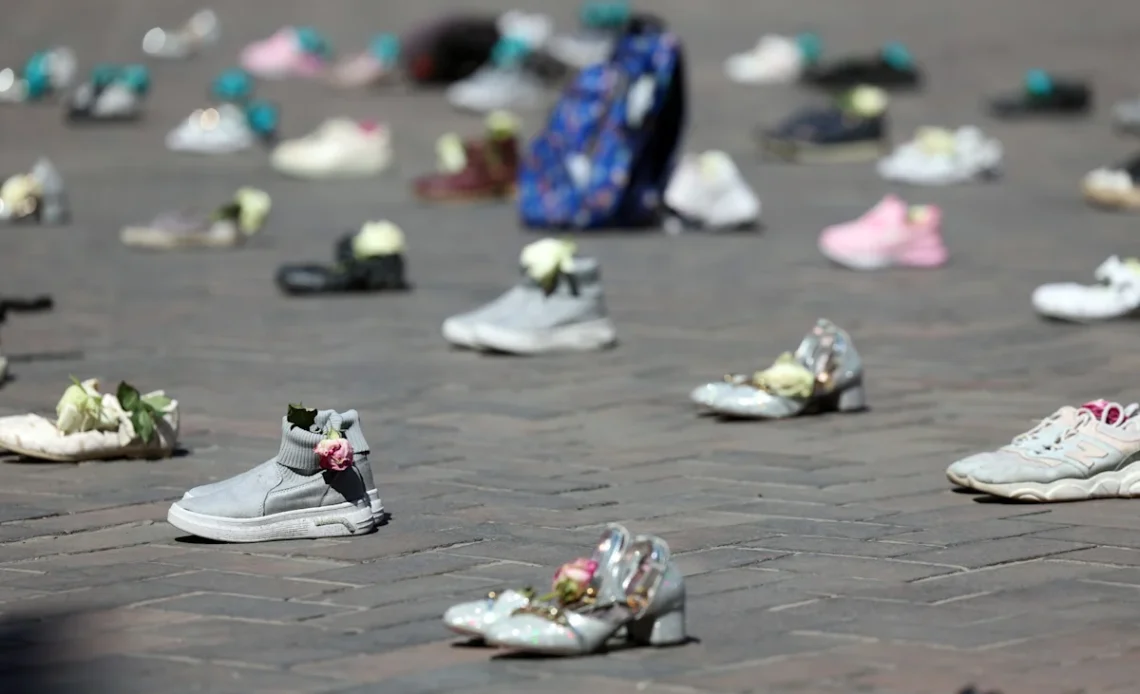 Irán Honra a Víctimas Identificadas del Ataque a Escuela en Minab con Funeral