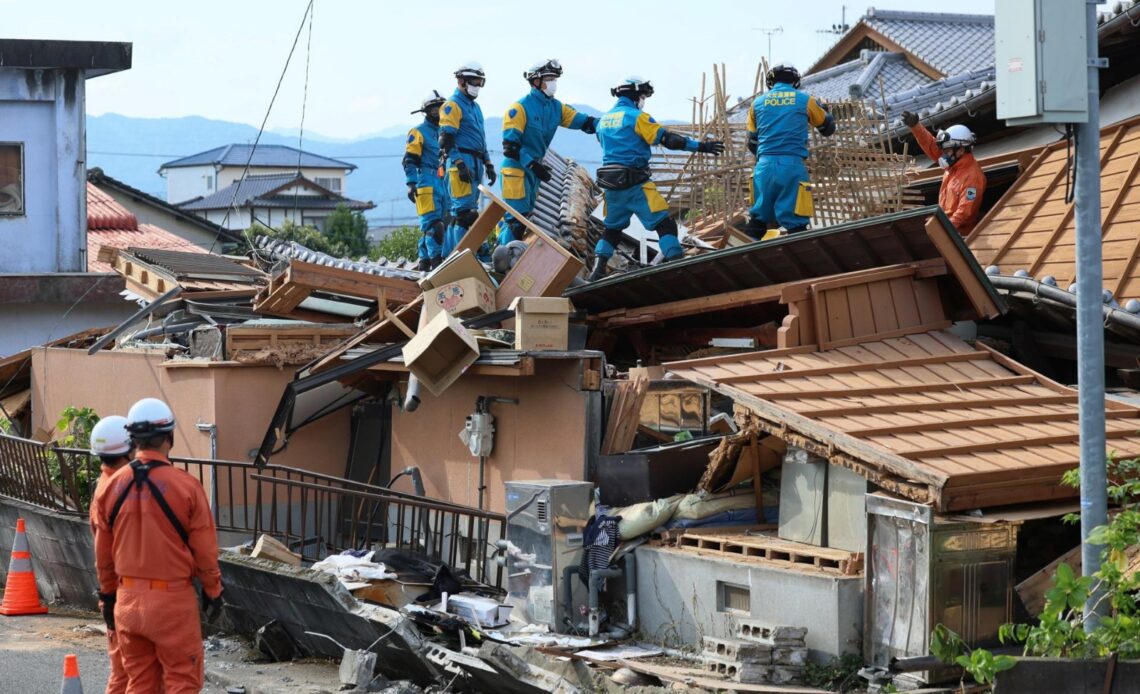 Aumenta a 34 el número de víctimas mortales tras el sismo en Japón
