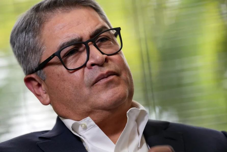 Ex-presidente hondureño Juan Orlando Hernández retorna al país para enfrentar cargos de fraude y lavado de activos