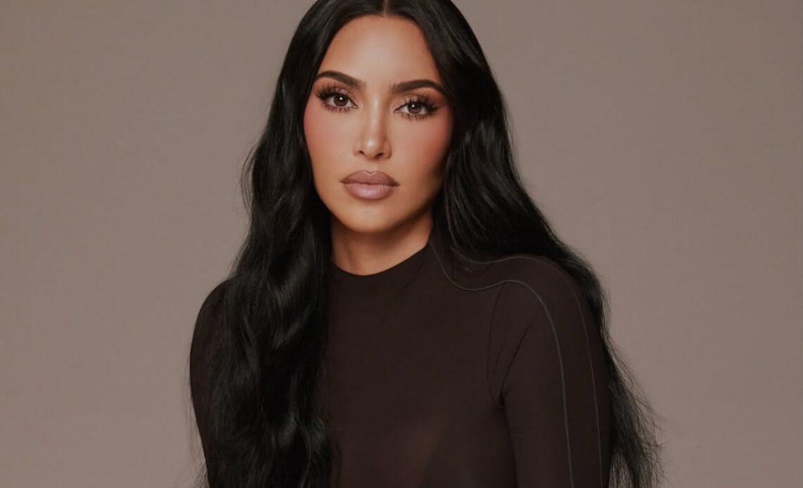 Kim Kardashian Aclara Publicación de Fotos Festivas Tras Fallecimiento de su Abuela