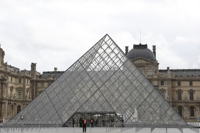Supuesto cerebro del asalto al Louvre lamentó el escaso botín y sugirió que "podrían haber sustraído más"