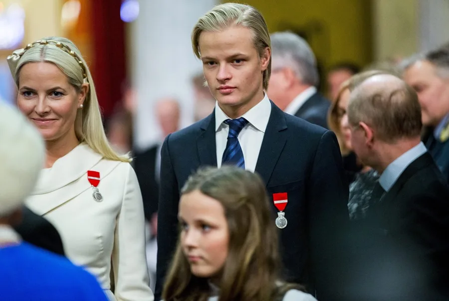 Hijo de la Princesa Mette-Marit de Noruega Cumplirá Prisión Domiciliaria Tras Condena por Delitos Graves