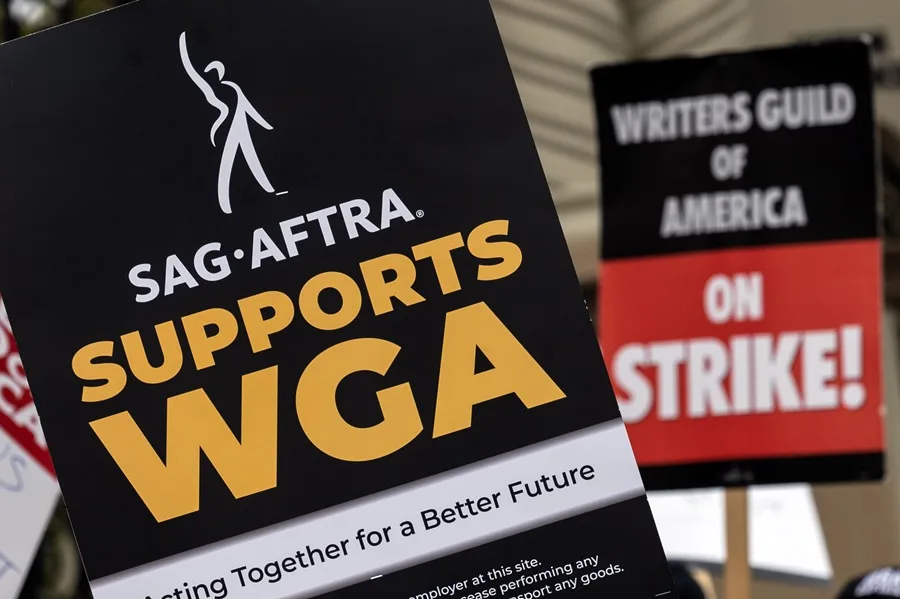 Sindicato de Guionistas de Hollywood Pide Medida Cautelar Contra Fusión de Paramount y Warner Bros.
